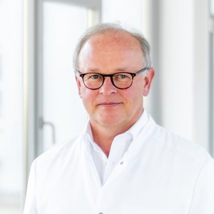 Porträtfoto von Dr. med. Jens Gerhardt, Chefarzt der Klinik für Orthopädie und Unfallchirurgie im Sana Klinikum Borna