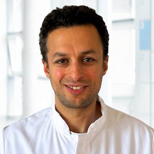 Porträtfoto von  Khaled ElKaial, Oberarzt der Klinik für Urologie und urologische Onkologie der Regio Kliniken