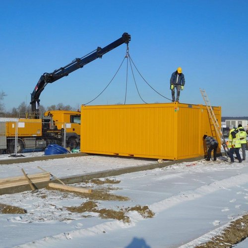 Weitere Baucontainer werden gestellt.