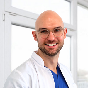 Das Bild zeigt ein Portraitbild von Dr. Tobias Heller, Sana Krankenhaus Hürth