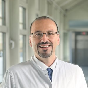 Dr. Alhouri Mohammed Kher Porträt Mohamad Kher Alhouri Oberarzt Gynäkologie