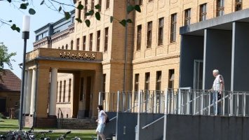 Klinik für Innere Medizin Eingang der Klinik für Innere Medizin in Senftenberg