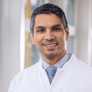 Porträt Dr. med. Abhishek Pandey Chefarzt der Klinik für Urologie, Kinderurologie, Urologische Onkologie und Palliativmedizin am Sana Klinikum Hof