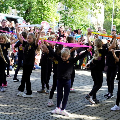 Eine Tanzgruppe mit bunten Tüchern beim Kinderfest in Lauchhammer