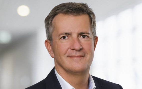 Porträt von Thomas Lemke, dem Vorstandsvorsitzenden (CEO) der Sana Kliniken AG. 