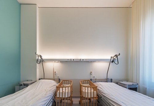 Zweibettzimmer mit zwei Kinderbetten