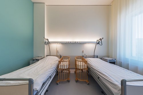 Zweibettzimmer mit zwei Kinderbetten