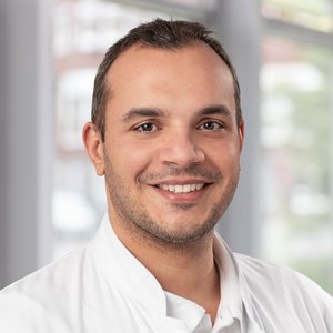 Porträtfoto von Wael Takriti, Oberarzt in der Klinik für Hand-. Fuß- und Mikrochirurgie der Regio Kliniken