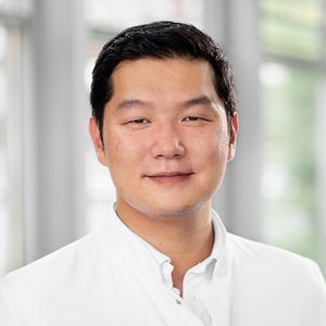 Porträtfoto von Dr. Simon Stohn, Chefarzt der Klinik für Gefäßmedizin der Regio Kliniken