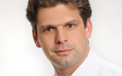 Porträt von Priv.-Doz. Dr. med. Zsolt Sziklavari, Chefarzt für Thoraxchirurgie am Klinikum Coburg der Sana Kliniken Oberfranken.