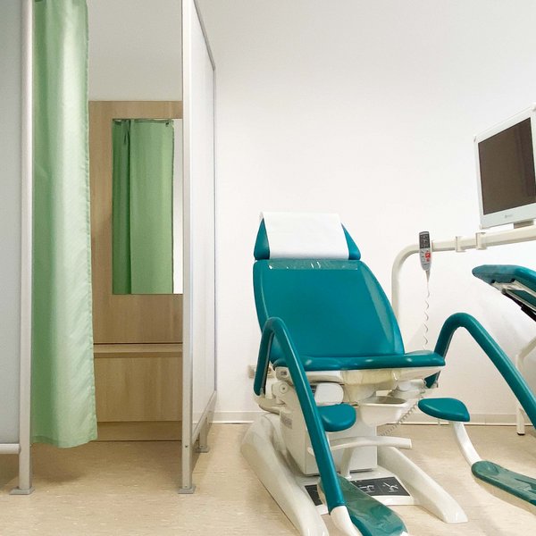 Untersuchungszimmer mit Umkleide und Gynstuhl
