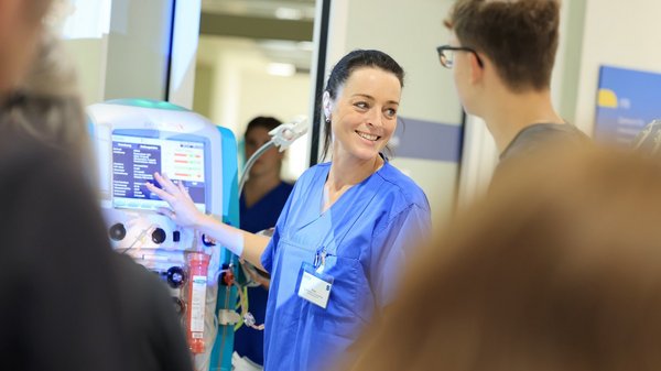 Impressionen vom Tag der offenen Tür im Krankenhaus Senftenberg: Eine Pflegefachkraft erklärt einen Intensivbettplatz.