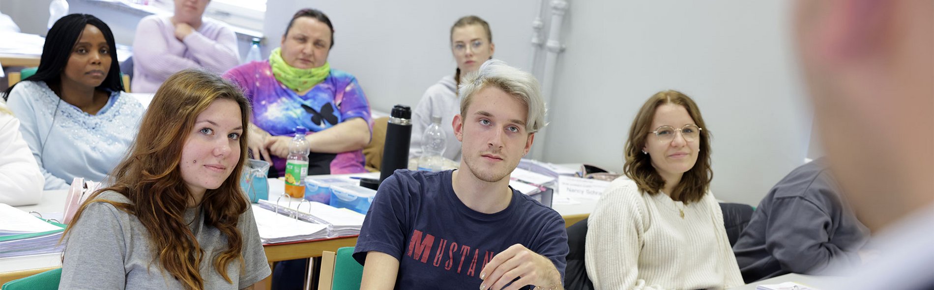 Sana Campusschule Niederlausitz Schüler/Auszubildende sitzen im Seminarraum
