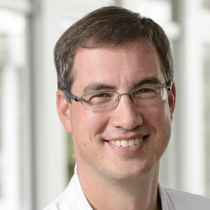 Thomas Hoffmeister, Oberarzt der Klinik für Orthopädie und Unfallchirurgie an den Sana Kliniken Lübeck.