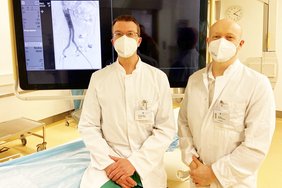 Prof. Dr. med. Jan Peter Goltz, Chefarzt am Institut für diagnostische und interventionelle Radiologie/Neuroradiologie an den Sana Kliniken Lübeck und der leitende Oberarzt Dr. med. Erik Stahlberg (v.r.n.l.) - Bild: Sana Kliniken Lübeck