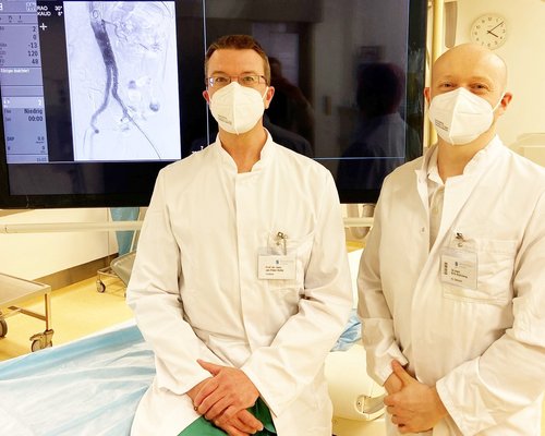 Prof. Dr. med. Jan Peter Goltz, Chefarzt am Institut für diagnostische und interventionelle Radiologie/Neuroradiologie an den Sana Kliniken Lübeck und der leitende Oberarzt Dr. med. Erik Stahlberg (v.r.n.l.) - Bild: Sana Kliniken Lübeck