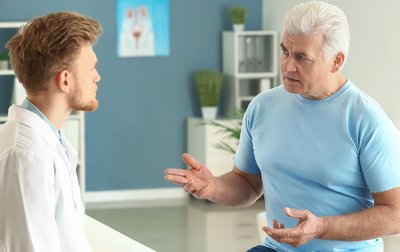 Arzt im Gespräch mit Patient