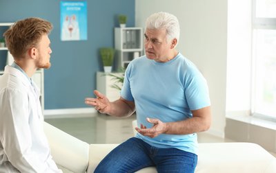 Arzt im Gespräch mit Patient