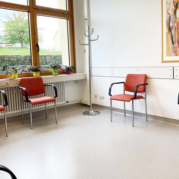 Wartezimmer der Praxis für Innere Medizin mit hausärztlicher Grundversorgung