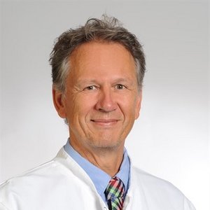 Porträt von Dr. med. Christian Pohlig, Chefarzt für Innere Medizin, Klinische Geriatrie, Notfallmedizin am Sana Klinikum Coburg der Sana Kliniken Oberfranken.