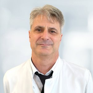 Portraitfoto von Steffen Eberhardt, Oberarzt der Klinik für Urologie am Sana Klinikum Landkreis Biberach
