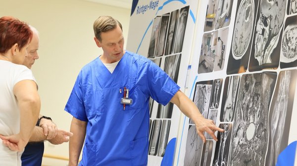 Impressionen vom Tag der offenen Tür im Krankenhaus Senftenberg: Besucher schauen sich Röntgen-Aufnahmen an.