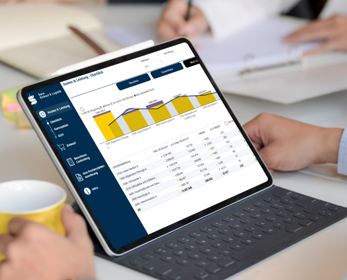 Person sitzt vor einem Tablet und hat die beviabel software geöffnet