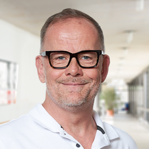 Portraitfoto von Dr. Harald Bitschnau, Facharzt für Orthopädie und Unfallchirurgie Sportklinik Ravensburg, Kooperationspartner Endoprothetikzentrum am Sana Klinikum Landkreis Biberach