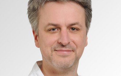 Porträt von Andre Michalski, Oberarzt, Facharzt für Innere Medizin und Gastroenterologie am Sana Klinikum Lichtenfels der Sana Kliniken Oberfranken. 