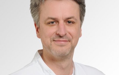 Porträt von Andre Michalski, Oberarzt, Facharzt für Innere Medizin und Gastroenterologie am Sana Klinikum Lichtenfels der Sana Kliniken Oberfranken. 