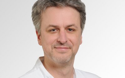 Porträt von Andre Michalski, Oberarzt, Facharzt für Innere Medizin und Gastroenterologie am Sana Klinikum Lichtenfels der Sana Kliniken Oberfranken. 