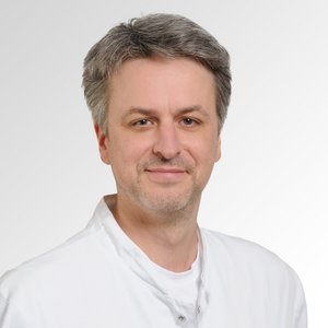 Porträt von Andre Michalski, Oberarzt, Facharzt für Innere Medizin und Gastroenterologie am Sana Klinikum Lichtenfels der Sana Kliniken Oberfranken. 