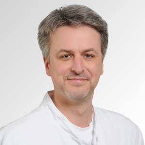 Porträt von Andre Michalski, Oberarzt, Facharzt für Innere Medizin und Gastroenterologie am Sana Klinikum Lichtenfels der Sana Kliniken Oberfranken. 