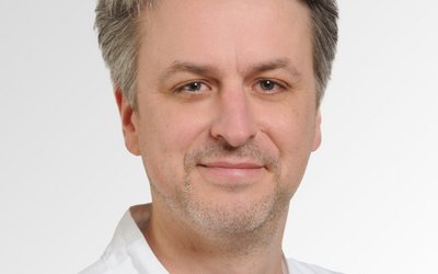 Porträt von Andre Michalski, Oberarzt, Facharzt für Innere Medizin und Gastroenterologie am Sana Klinikum Lichtenfels der Sana Kliniken Oberfranken. 