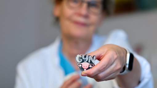 Frauenärztin Sabine Müller-El Kaissi hält einen Sticker mit einem Uterus in die Kamera.