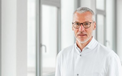 Porträtfoto von Dr. med. Karsten Pracht, Chefarzt der Klinik für Anästhesie, Intensivmedizin Schmerztherapie und Palliativmedizin im Sana Klinikum Borna