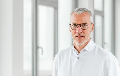 Porträtfoto von Dr. med. Karsten Pracht, Chefarzt der Klinik für Anästhesie, Intensivmedizin Schmerztherapie und Palliativmedizin im Sana Klinikum Borna