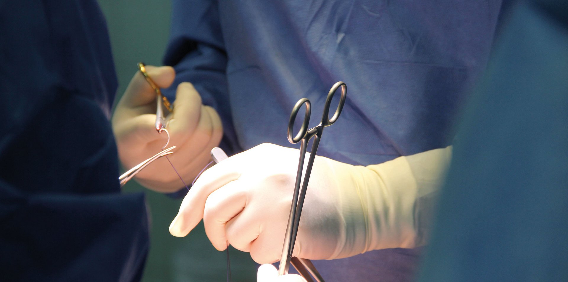 Arzthände bei einer Operation