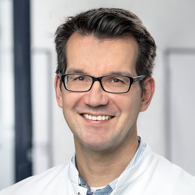 Dr. Stefan Höllriegl, Chefarzt des Endoprothetikzentrums der Maximalversorgung im Sana Dreifaltigkeits-Krankenhaus Köln (Foto: Michael Mutzberg)
