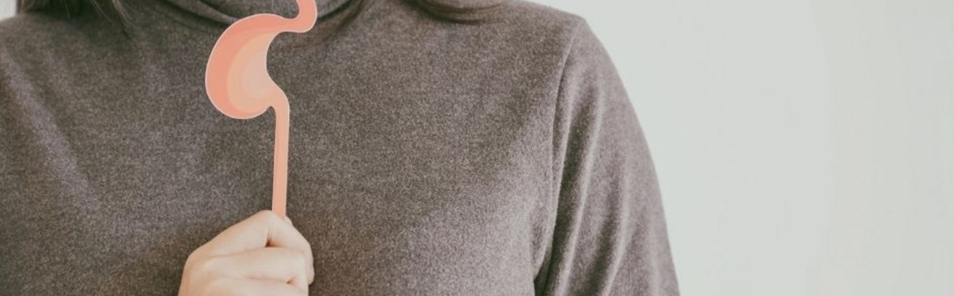 Frau mit Grafik Speiseröhre vor Hals als Symbolbild Reflux