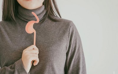 Frau mit Grafik Speiseröhre vor Hals als Symbolbild Reflux