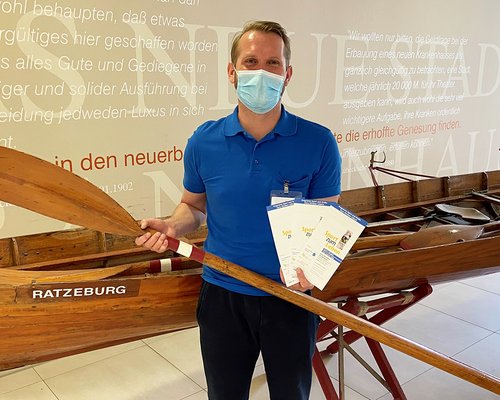 Christof Degen-Plöger, Sporttherapeut an den Sana Kliniken Lübeck, am Ruderboot