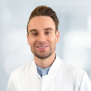 Portraitfoto von Dr. Felix Riedel, Oberarzt der Klinik für Urologie am Sana Klinikum Landkreis Biberach