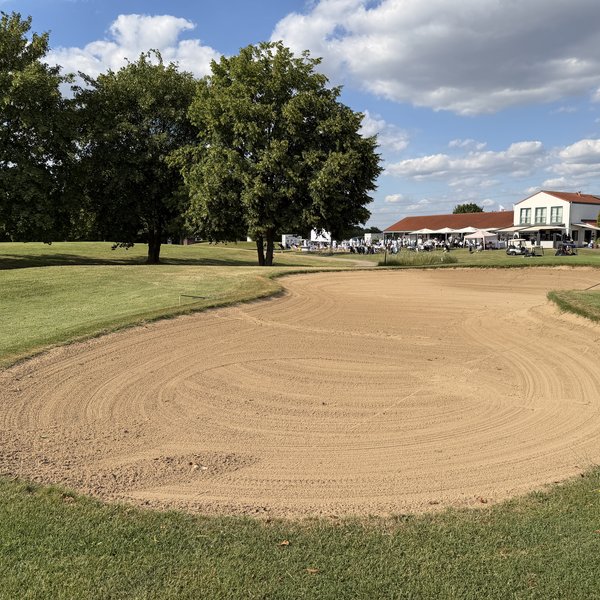 Ein Sandbunker auf der 18-Loch-Anlage des Kölner Golfclubs (KGC) in Köln-Worringen