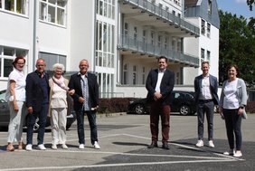 Zum 60. Geburtstag waren die Hamacher-Drillinge der Einladung des Sana-Krankenhauses Hürth gefolgt: Wilma, Hermann, Maria und Norbert Hamacher, Geschäftsführer Sebastian Haeger, Christoph Hofmeister (kaufmännischer Direktor) und Pflegedirektorin Rita Gast (v.l.) (Foto: Stefan Mülders)