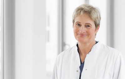 Porträtfoto von Dr. med. Franziska Struckmann, Chefärztin der Klinik für Akutgeriatrie und Frührehabilitation im Sana Klinikum Wurzen