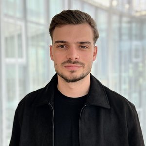 Portraitfoto von Pascal Dambach, Pflegefachmann mit Praxistransferaufgaben am Karl-Olga-Krankenhaus