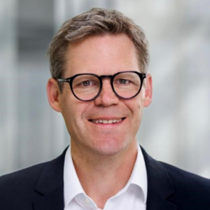 Porträt-Foto von Dr. Ralph Wiechers, CPO der Sana Kliniken AG
