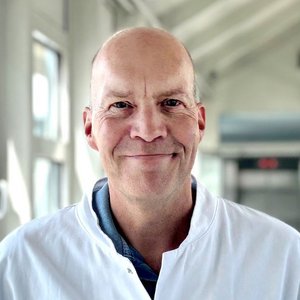 Porträt von Dr. med. Michael Schnier, Leitender Oberarzt der Klinik für Kinder und Jugendliche, Facharzt für Kinder- und Jugendmedizin