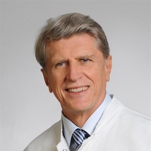 Porträt von Prof. Dr. med. Bernhard Leibl, Chefarzt für Chirurgie und Viszeralchirurgie, spezielle Viszeralchirurgie am Klinikum Coburg der Sana Kliniken Oberfranken.